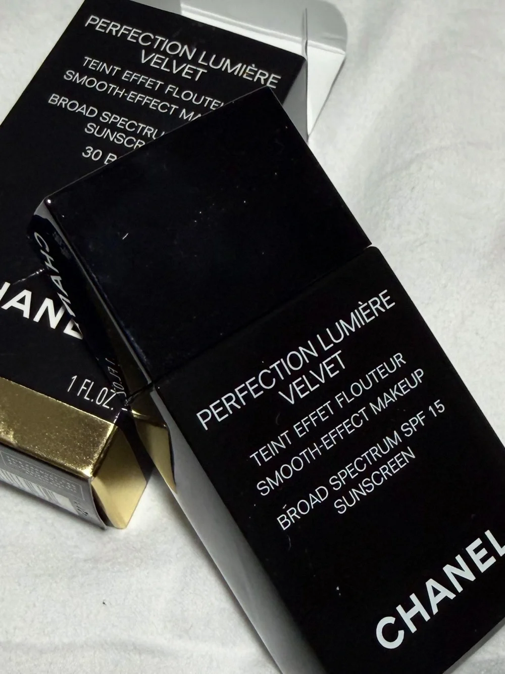 CHANEL Perfection Lumière Velvet Smooth-Effect Makeup SPF15 – Beige 30